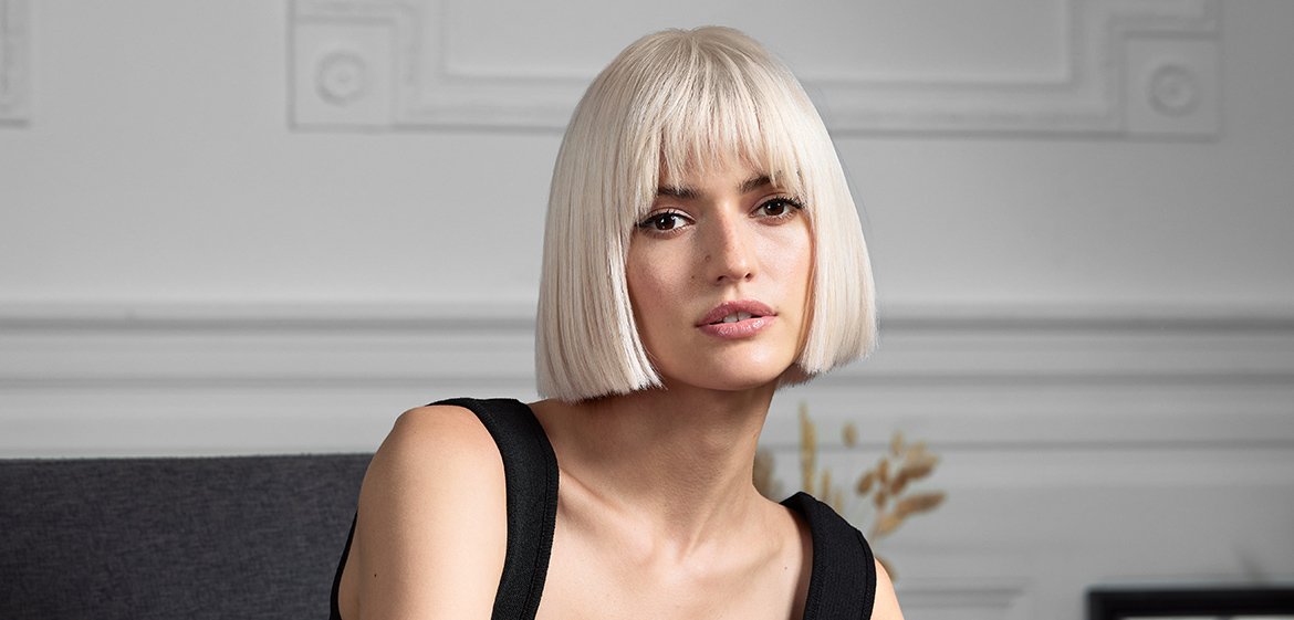 Eine Frau mit Pagenschnitt und mittellangen blonden Haaren